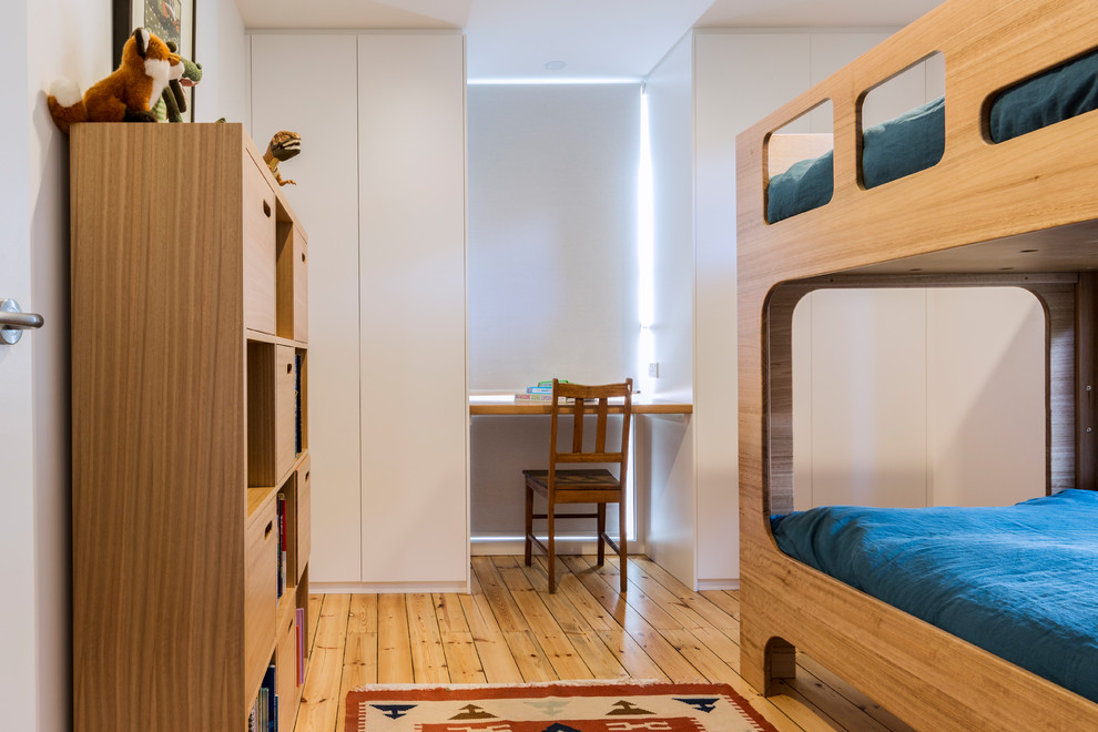 Modelo de dormitorio infantil de 4 a 10 años nórdico pequeño con paredes blancas, suelo de contrachapado y suelo marrón