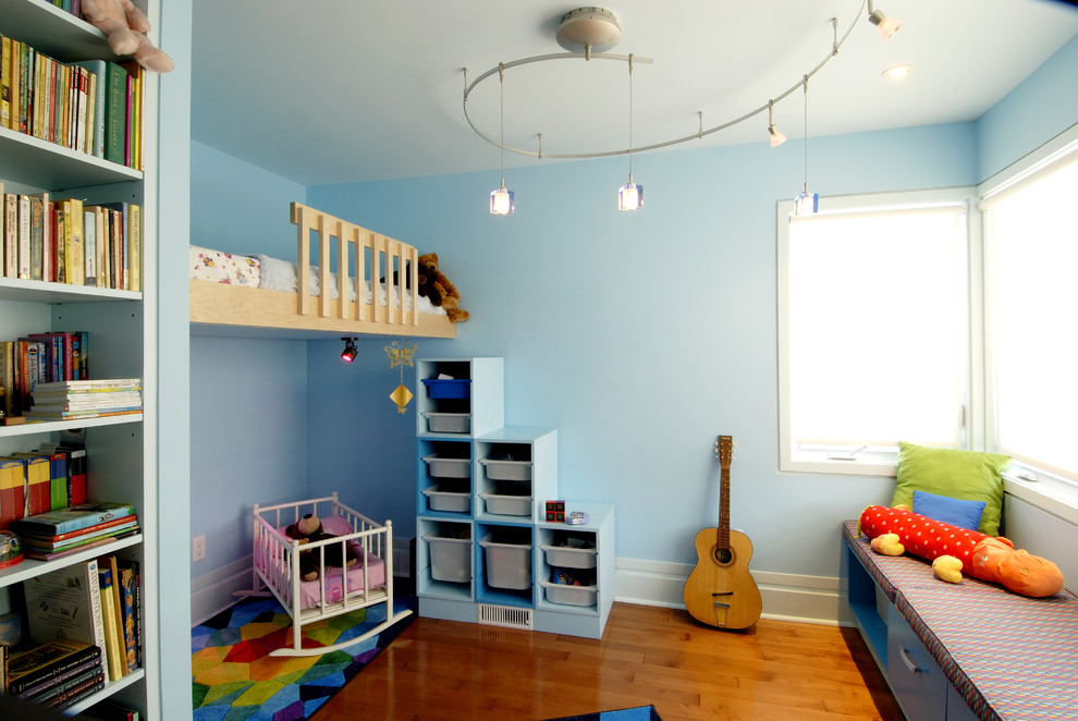 Aménagement d'une chambre d'enfant contemporaine avec un lit mezzanine.