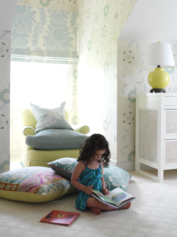 На фото: большая детская с игровой в морском стиле с ковровым покрытием и разноцветными стенами для девочки, ребенка от 1 до 3 лет с