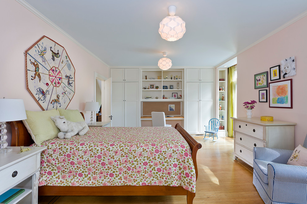 Esempio di una cameretta da letto stile shabby con pareti rosa