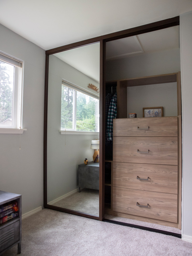 Imagen de dormitorio infantil retro pequeño con paredes grises, moqueta y suelo gris