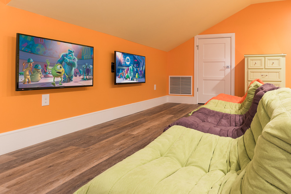 Пример оригинального дизайна: большая нейтральная детская в стиле неоклассика (современная классика) с спальным местом, оранжевыми стенами и светлым паркетным полом для ребенка от 4 до 10 лет