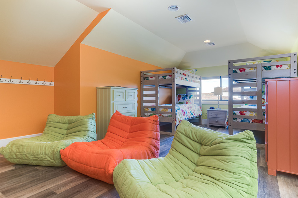 Inspiration för ett stort vintage könsneutralt barnrum kombinerat med sovrum och för 4-10-åringar, med klinkergolv i porslin, flerfärgade väggar och beiget golv