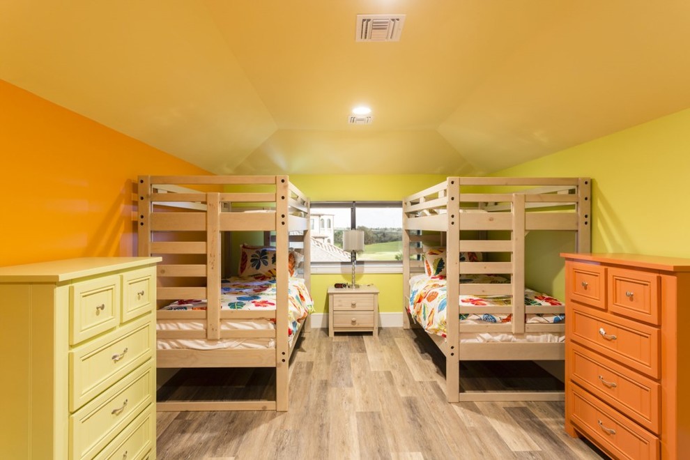 Ejemplo de dormitorio infantil de 4 a 10 años tradicional renovado grande con paredes multicolor y suelo de madera en tonos medios