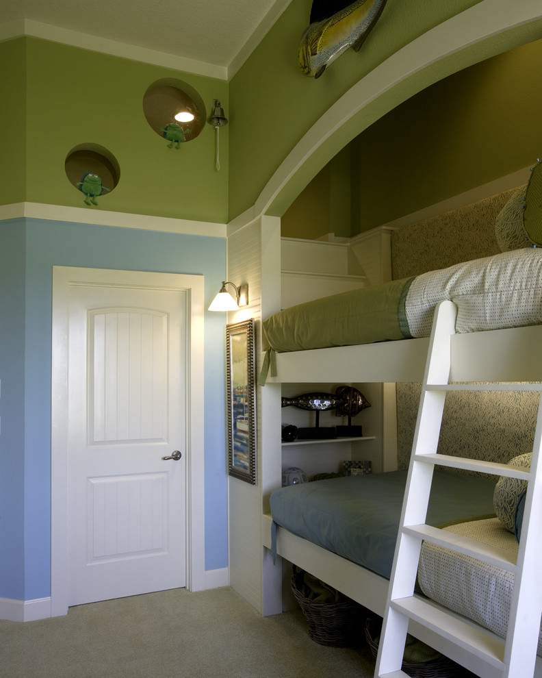 Eklektisk inredning av ett barnrum kombinerat med sovrum