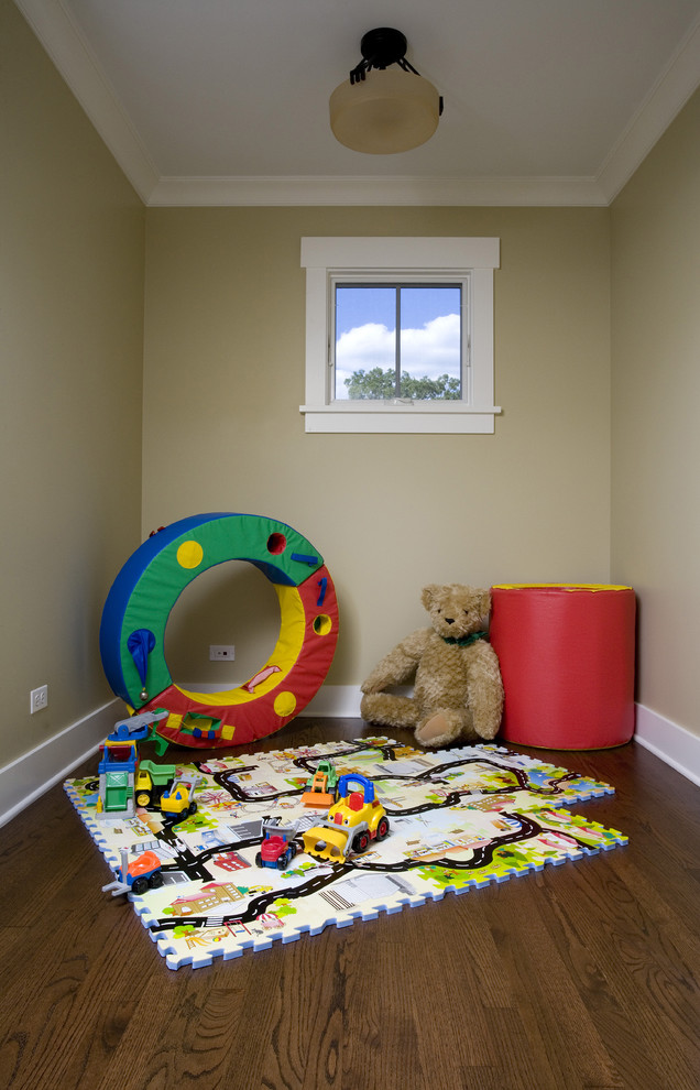Bild på ett litet amerikanskt könsneutralt barnrum kombinerat med lekrum, med beige väggar, mellanmörkt trägolv och brunt golv