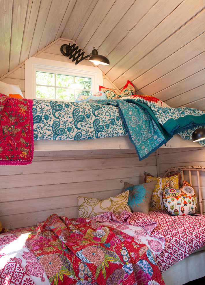 Réalisation d'une petite chambre d'enfant tradition avec un mur blanc et un lit superposé.