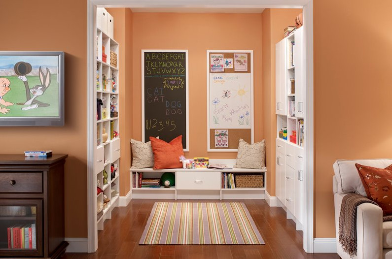 Inspiration för stora moderna könsneutrala småbarnsrum kombinerat med lekrum, med orange väggar, mörkt trägolv och brunt golv