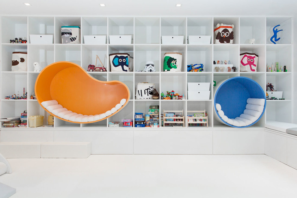 Imagen de dormitorio infantil de 4 a 10 años moderno de tamaño medio con paredes blancas y suelo blanco