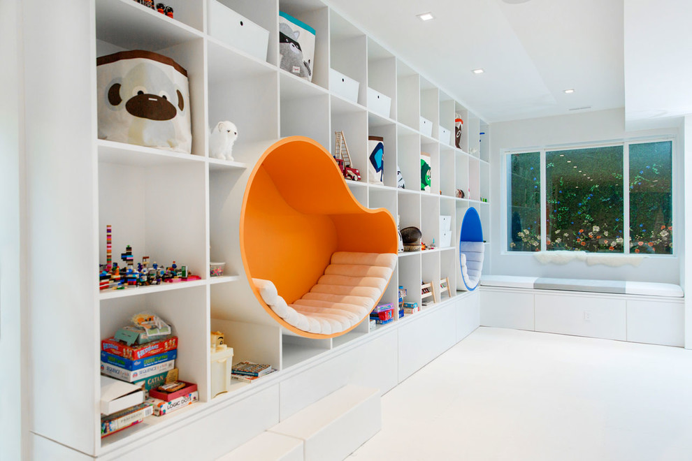 Modelo de dormitorio infantil de 4 a 10 años minimalista de tamaño medio con paredes blancas y suelo blanco