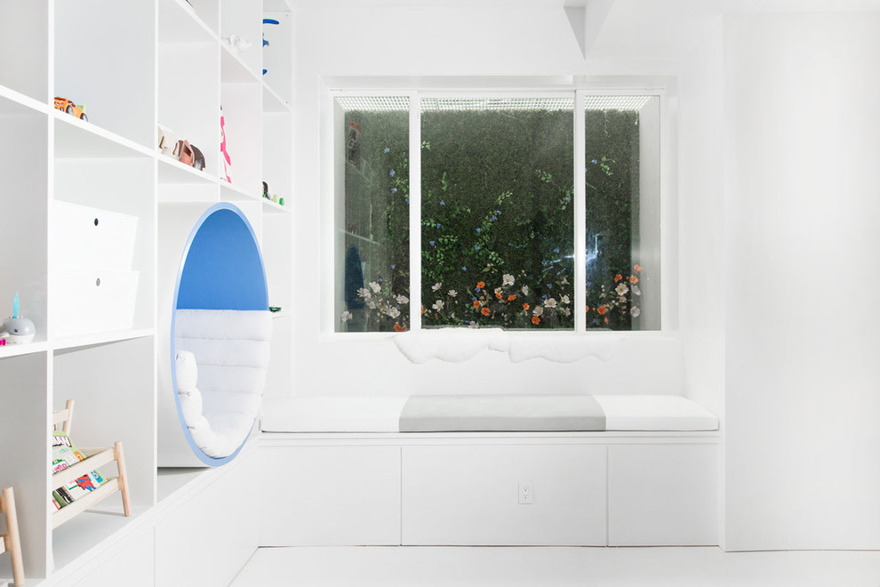 Modelo de dormitorio infantil de 4 a 10 años moderno de tamaño medio con paredes blancas y suelo blanco