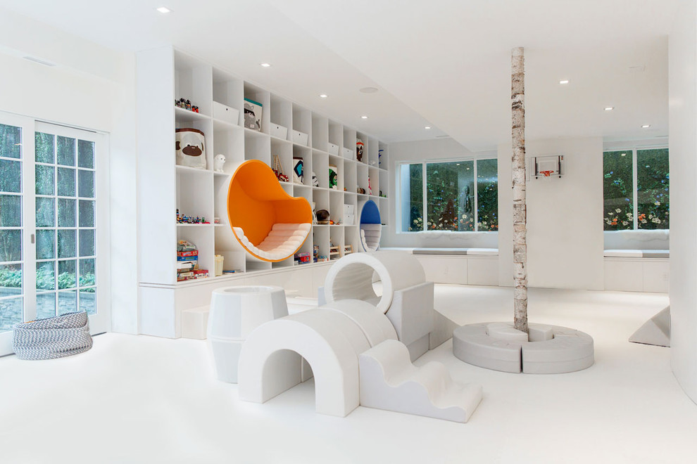 Immagine di una cameretta per bambini da 4 a 10 anni di medie dimensioni con pareti bianche e pavimento bianco