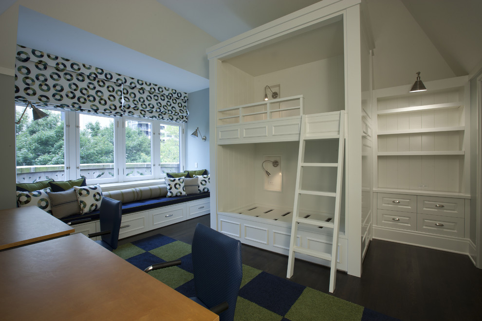 Klassisk inredning av ett könsneutralt tonårsrum kombinerat med sovrum, med vita väggar och mörkt trägolv