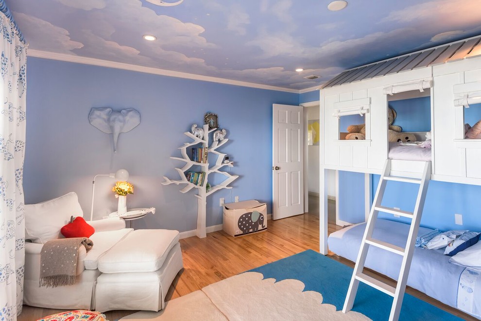 На фото: нейтральная детская среднего размера в стиле неоклассика (современная классика) с спальным местом, синими стенами и паркетным полом среднего тона для ребенка от 4 до 10 лет, двоих детей с
