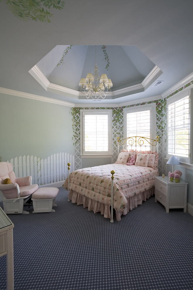 Idéer för vintage flickrum kombinerat med sovrum och för 4-10-åringar, med gröna väggar och heltäckningsmatta