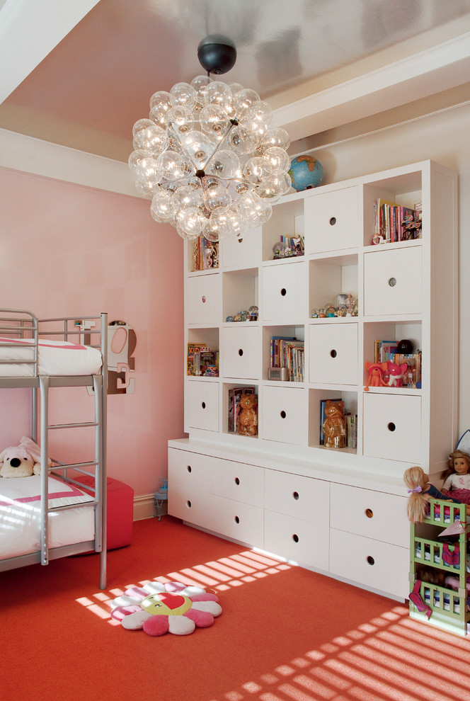 Foto på ett funkis flickrum, med rosa väggar, heltäckningsmatta och orange golv