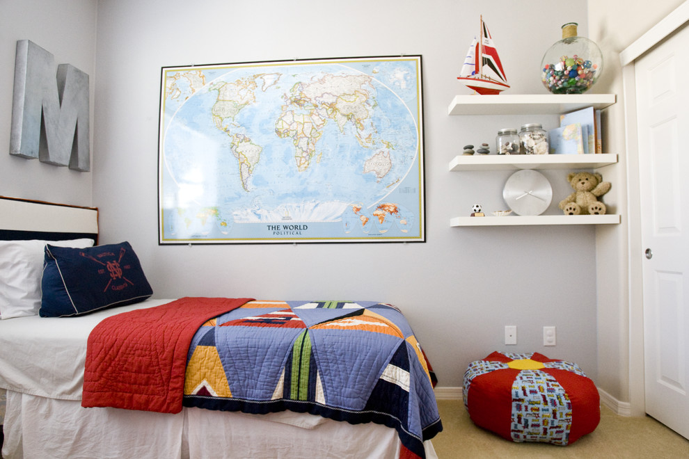 Foto på ett eklektiskt pojkrum kombinerat med sovrum och för 4-10-åringar, med grå väggar och heltäckningsmatta