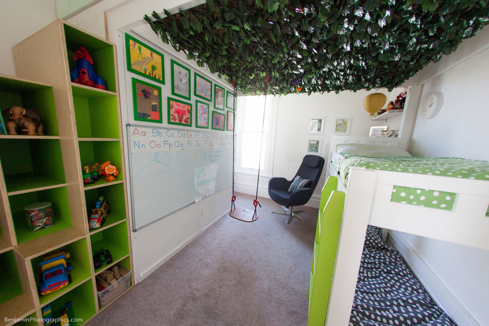 Imagen de dormitorio infantil actual pequeño con paredes blancas y moqueta
