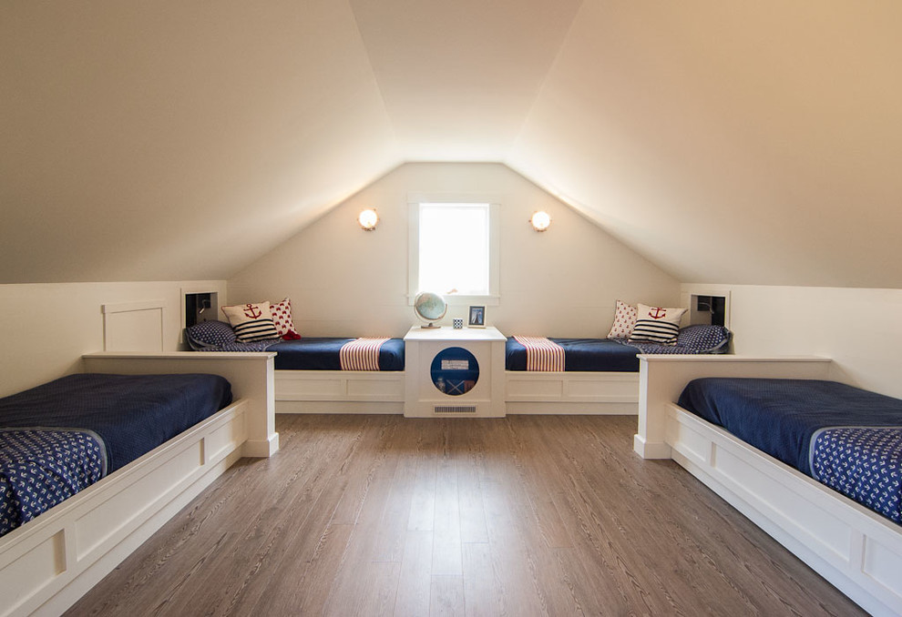 Modelo de dormitorio infantil costero grande con paredes blancas, suelo de madera oscura y suelo marrón