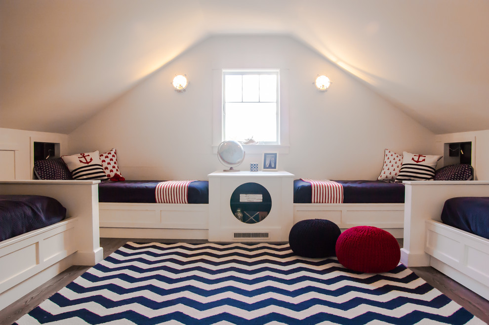 Neutrales, Großes Maritimes Jugendzimmer mit weißer Wandfarbe, Schlafplatz, dunklem Holzboden und braunem Boden in Portland Maine