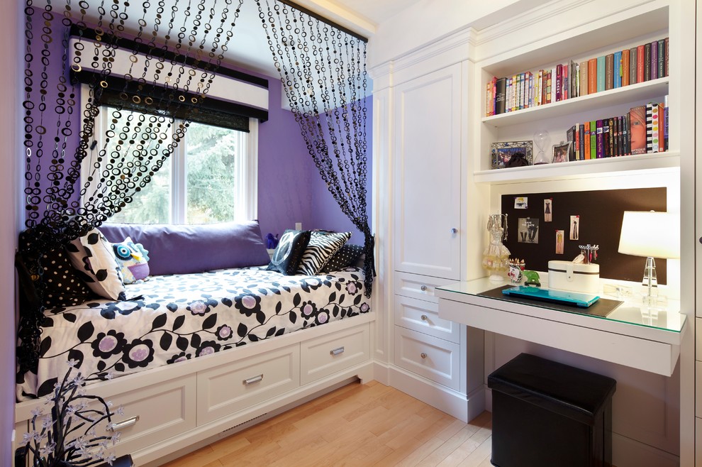 На фото: большая детская в стиле неоклассика (современная классика) с спальным местом, фиолетовыми стенами и светлым паркетным полом для подростка, девочки с