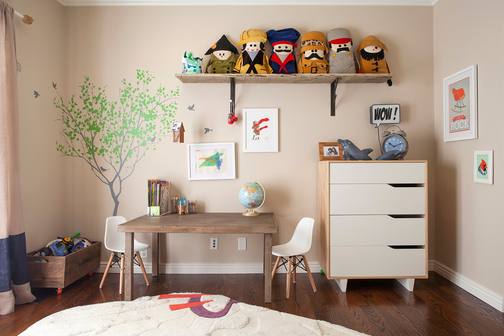Cette image montre une chambre d'enfant de 1 à 3 ans traditionnelle avec un mur beige et parquet foncé.