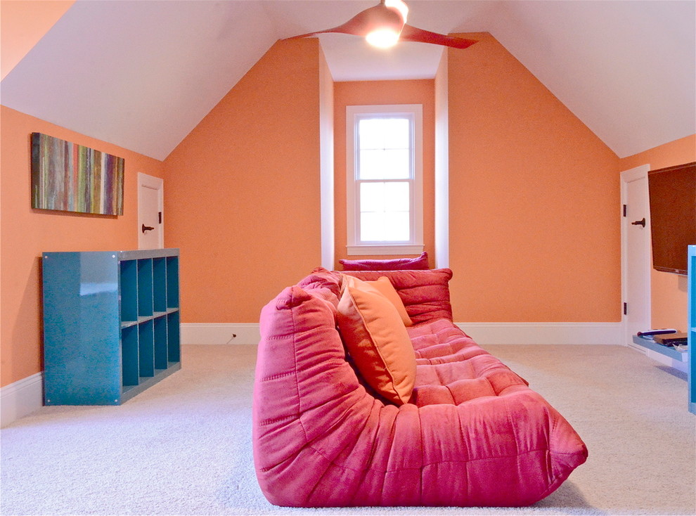 Aménagement d'une salle de jeux d'enfant éclectique de taille moyenne avec un mur orange, moquette et un sol beige.