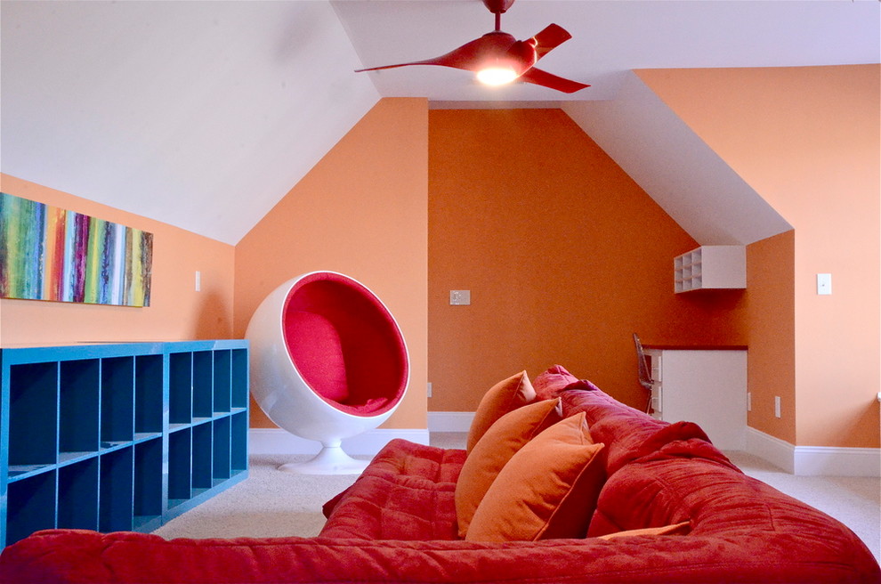 Cette photo montre une salle de jeux d'enfant éclectique de taille moyenne avec un mur orange, moquette et un sol beige.