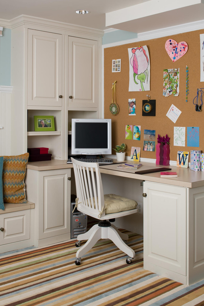 На фото: детская в классическом стиле с рабочим местом, синими стенами и ковровым покрытием для подростка, девочки