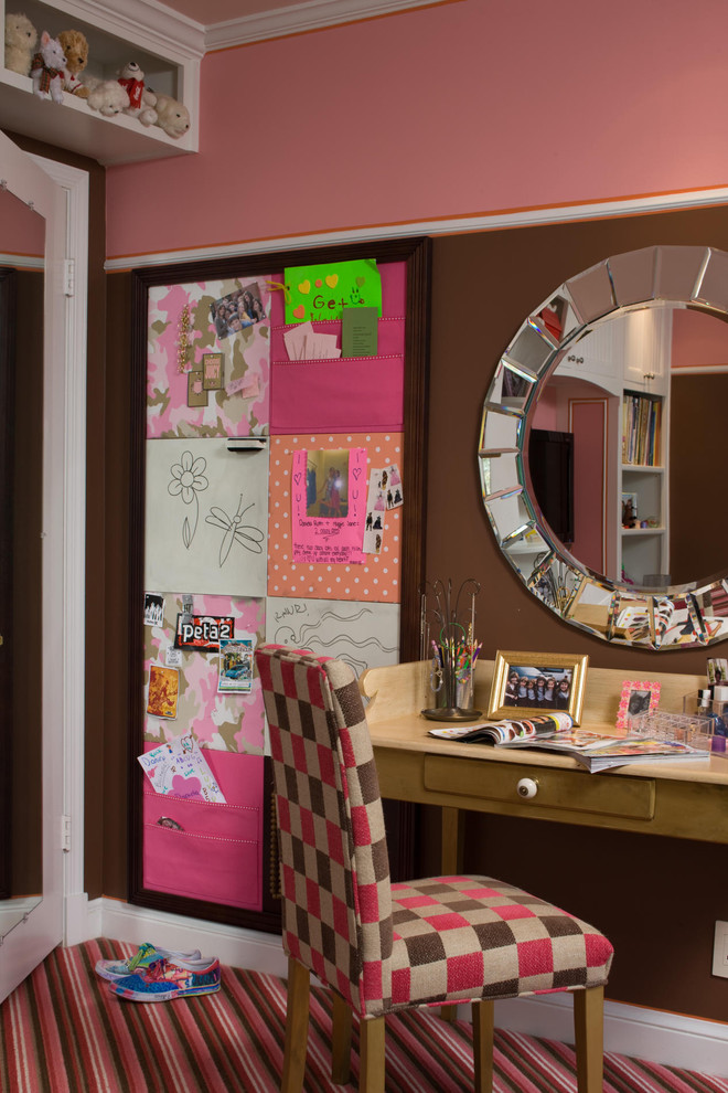 Eklektisches Mädchenzimmer mit Arbeitsecke, Teppichboden, buntem Boden und bunten Wänden in Washington, D.C.