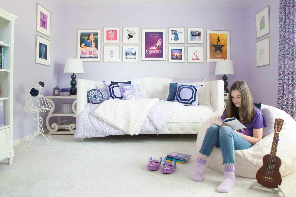 Großes Klassisches Kinderzimmer mit Schlafplatz, lila Wandfarbe, Teppichboden und grauem Boden in Houston
