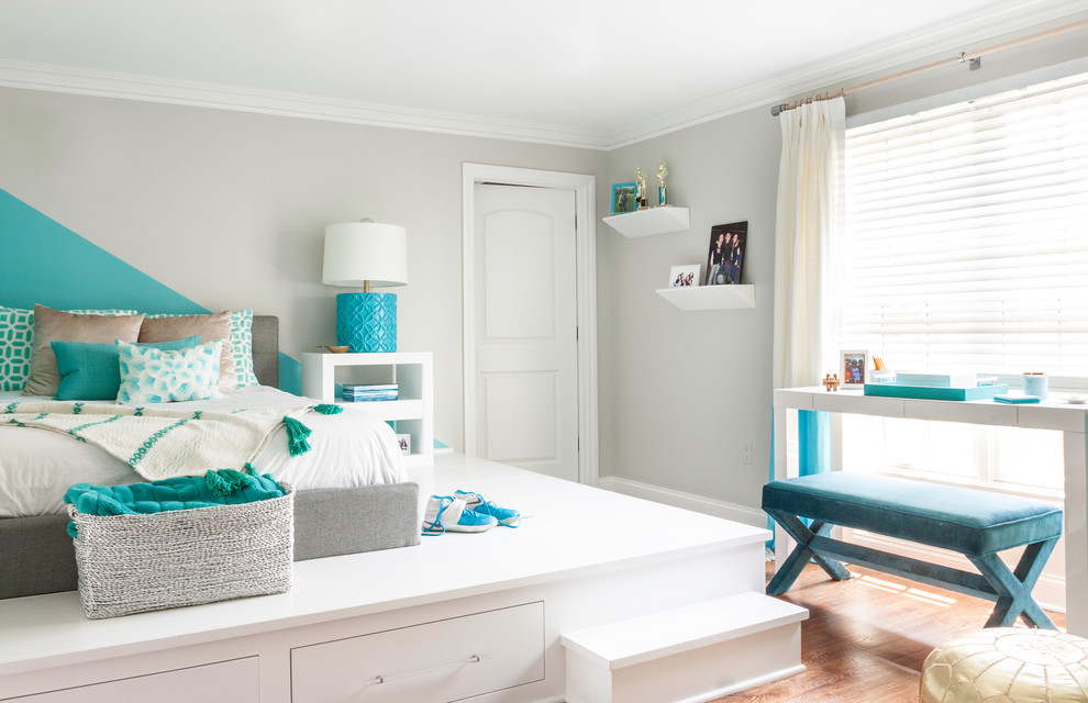 Imagen de dormitorio infantil clásico renovado con paredes grises y suelo de madera en tonos medios