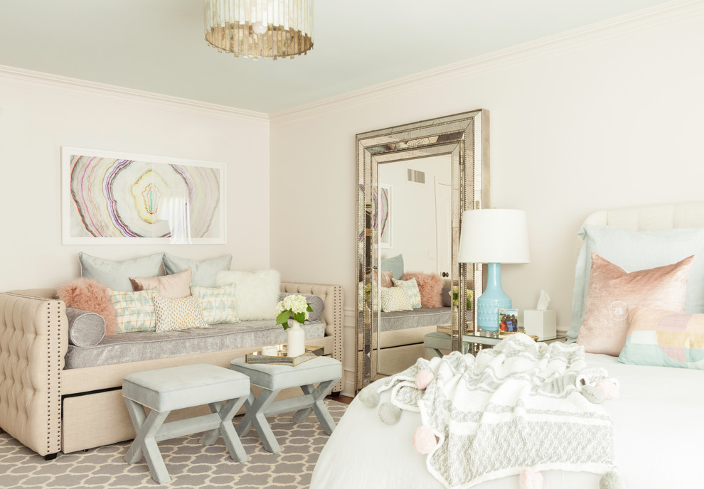 Diseño de dormitorio infantil clásico renovado con paredes rosas y suelo de madera en tonos medios