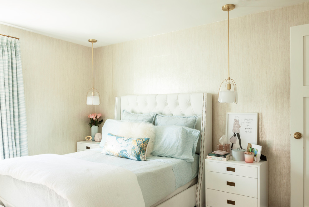 Imagen de dormitorio infantil clásico renovado con paredes beige y papel pintado