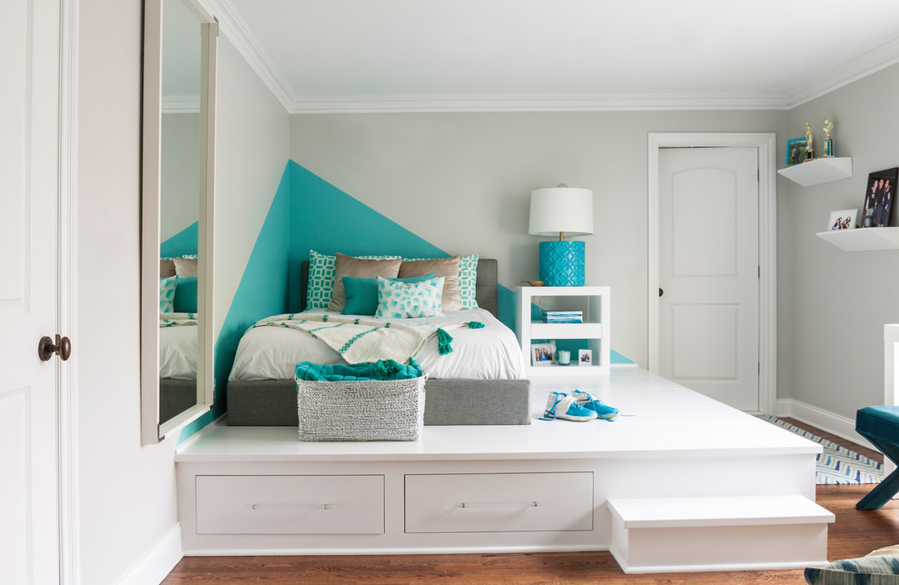 Idéer för vintage könsneutrala tonårsrum kombinerat med sovrum, med grå väggar, mellanmörkt trägolv och brunt golv