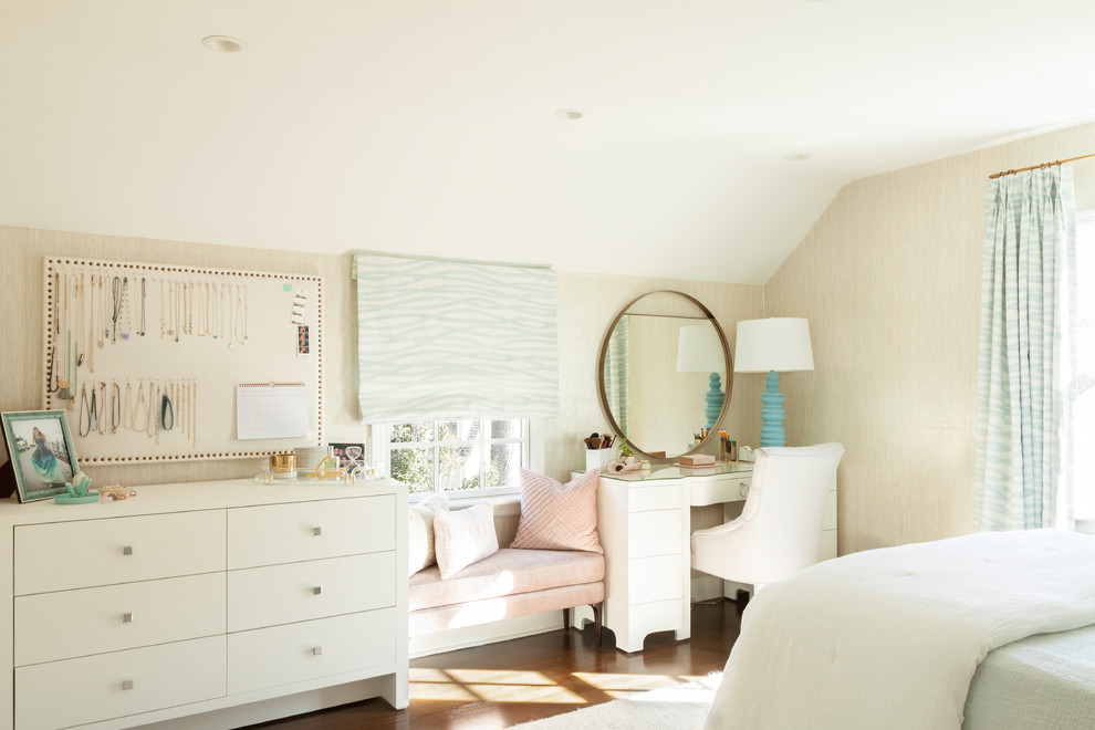 Foto de dormitorio infantil tradicional renovado con suelo de madera en tonos medios, paredes beige, suelo marrón y papel pintado