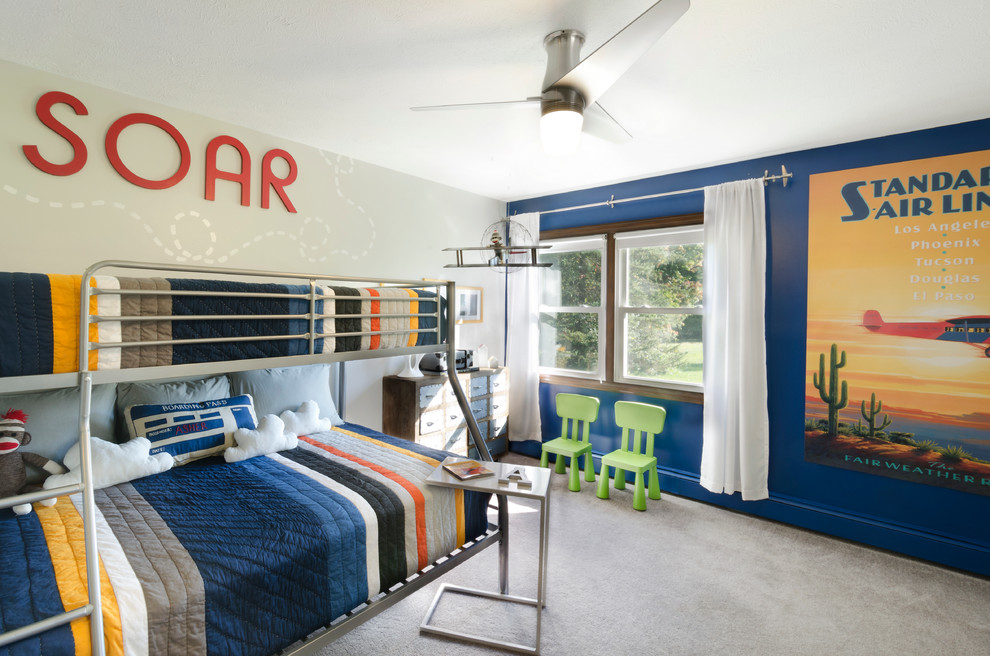 Inspiration för klassiska pojkrum kombinerat med sovrum och för 4-10-åringar, med blå väggar och heltäckningsmatta