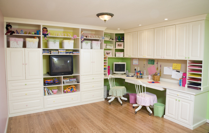 Ispirazione per una cameretta per bambini da 4 a 10 anni chic di medie dimensioni con pareti multicolore e parquet chiaro