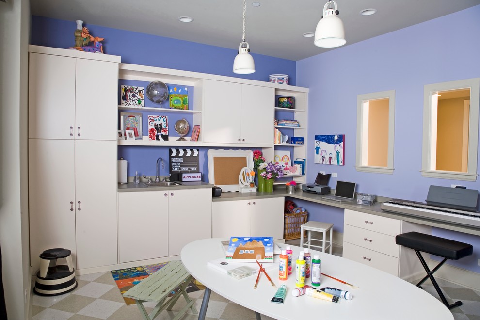 Modelo de habitación infantil unisex de 4 a 10 años actual de tamaño medio con escritorio, paredes azules, suelo de linóleo y suelo multicolor
