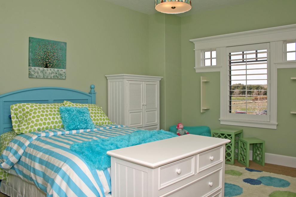 Idéer för ett klassiskt barnrum kombinerat med sovrum, med gröna väggar och mellanmörkt trägolv