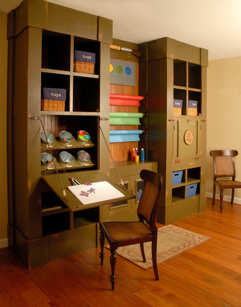 Cette image montre une chambre neutre de 4 à 10 ans traditionnelle de taille moyenne avec un bureau, un mur beige, parquet foncé et un sol marron.