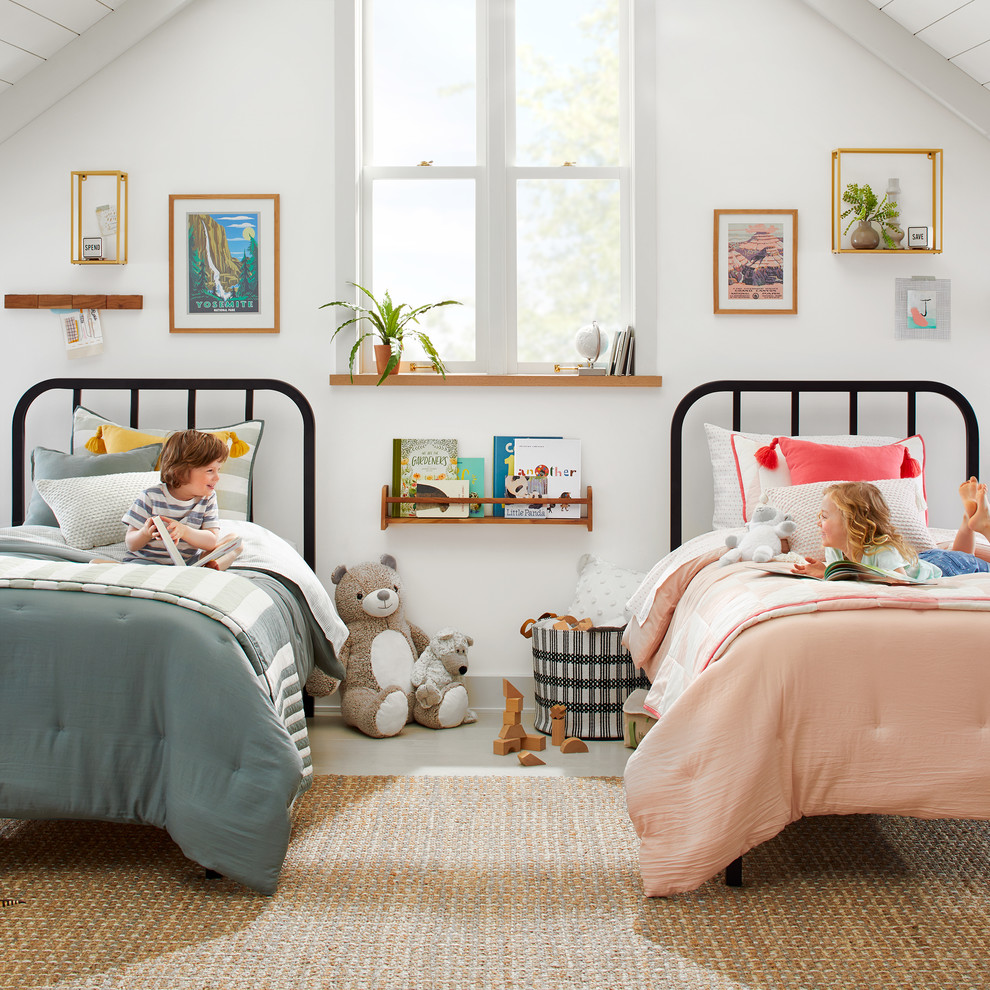 Klassisches Kinderzimmer mit weißer Wandfarbe, gebeiztem Holzboden und grauem Boden in Minneapolis