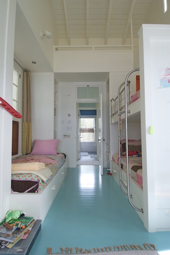 Réalisation d'une chambre d'enfant de 4 à 10 ans marine avec un mur blanc, parquet peint, un sol turquoise et un lit superposé.
