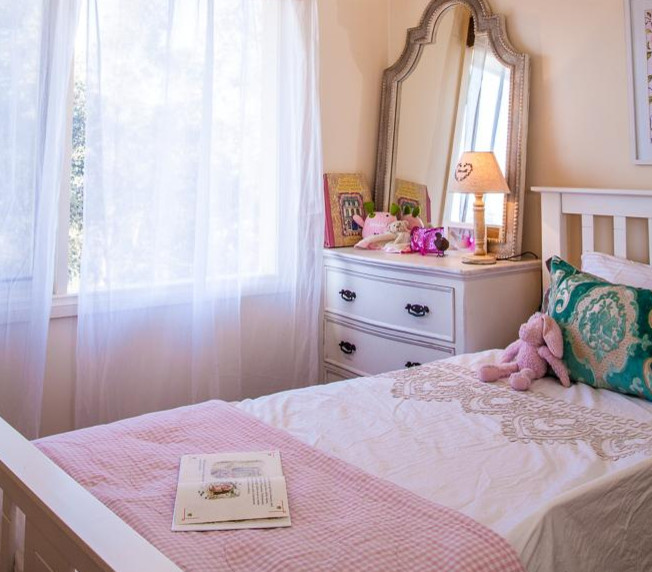 Idéer för ett litet klassiskt flickrum kombinerat med sovrum och för 4-10-åringar, med beige väggar och mellanmörkt trägolv