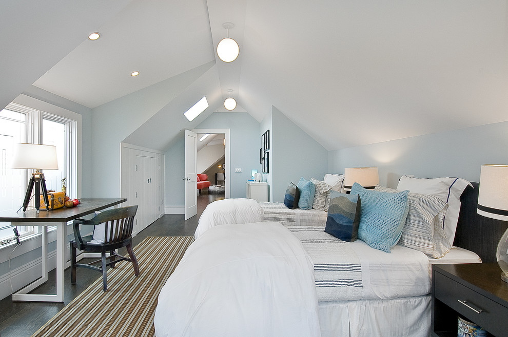 Exempel på ett klassiskt könsneutralt tonårsrum kombinerat med sovrum, med blå väggar och mörkt trägolv
