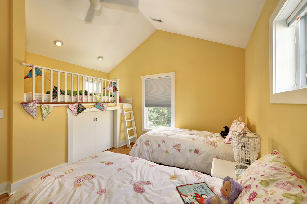 Inspiration pour une chambre de fille traditionnelle avec un mur jaune et un lit superposé.