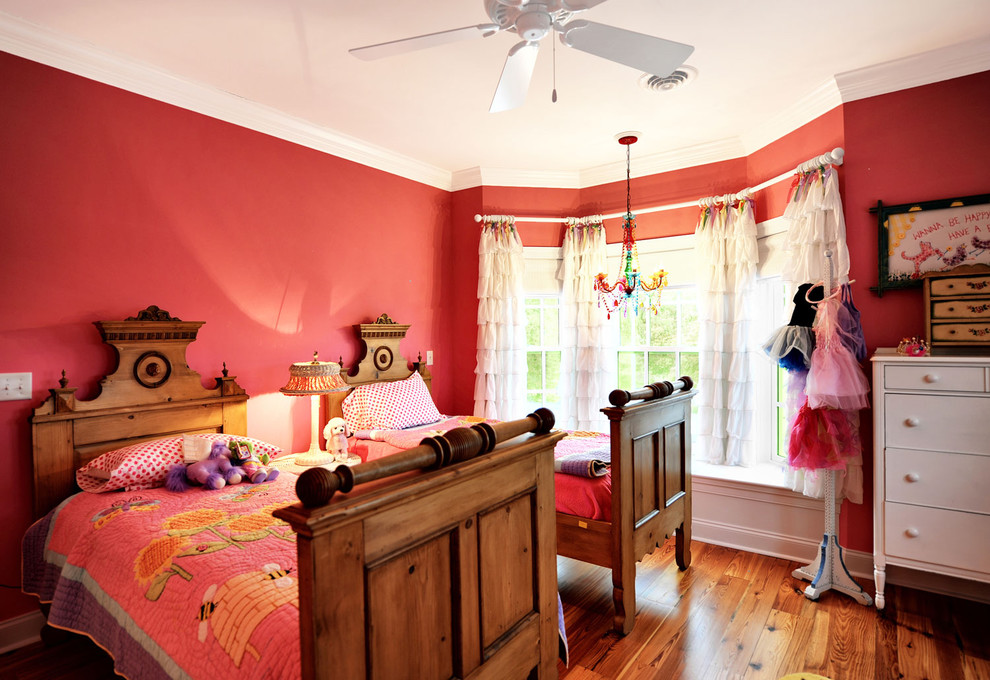 Bild på ett eklektiskt barnrum, med rosa väggar