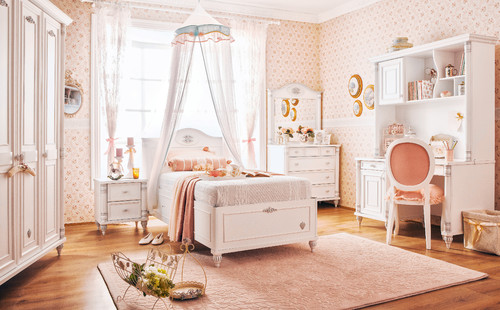 белая кровать у окна розовые стены фото