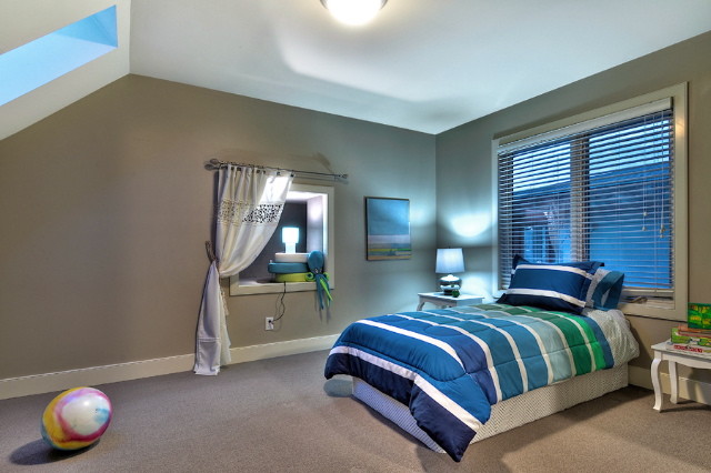 Exempel på ett mellanstort modernt barnrum kombinerat med sovrum, med grå väggar och heltäckningsmatta