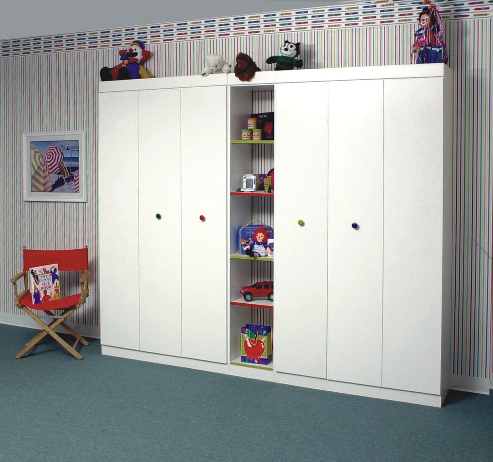 Inspiration för ett mellanstort vintage könsneutralt småbarnsrum kombinerat med sovrum, med flerfärgade väggar och heltäckningsmatta